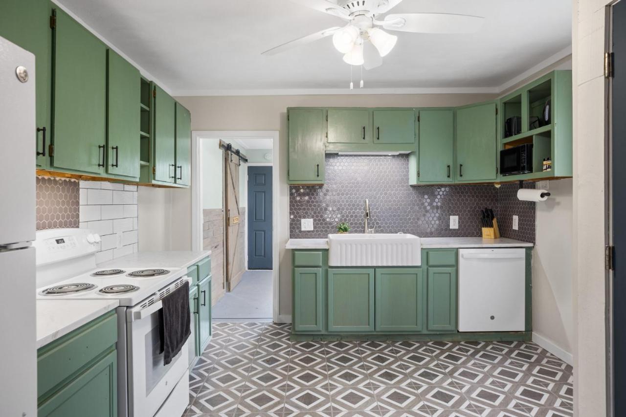 Charming 4 Bedroom Farmhouse With Large Backyard For Entertaining Mountain City Exterior photo