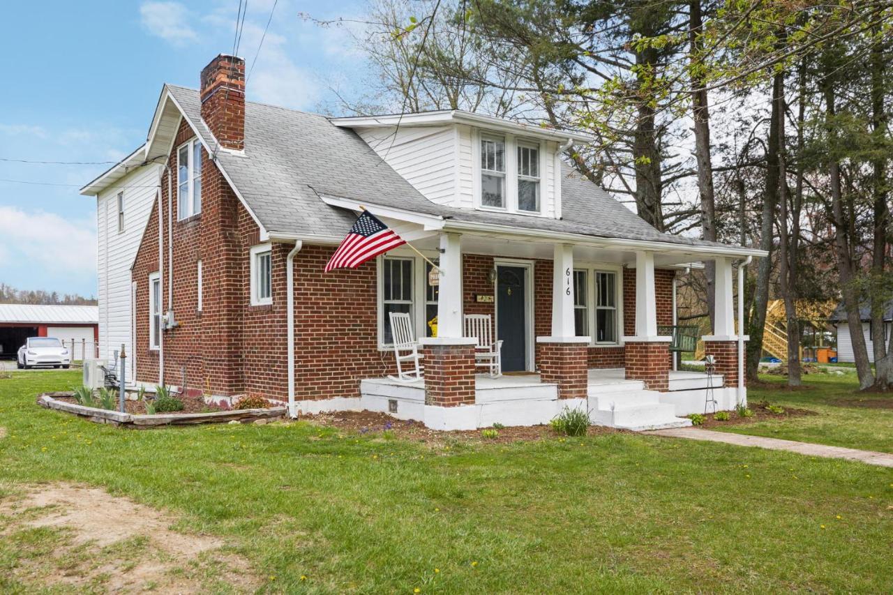 Charming 4 Bedroom Farmhouse With Large Backyard For Entertaining Mountain City Exterior photo