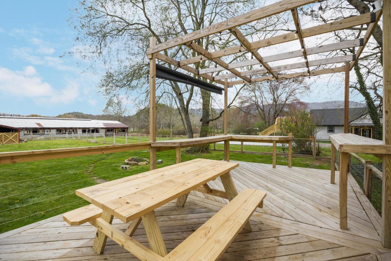 Charming 4 Bedroom Farmhouse With Large Backyard For Entertaining Mountain City Exterior photo