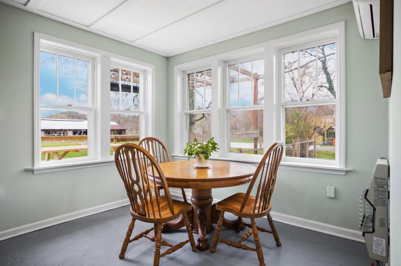 Charming 4 Bedroom Farmhouse With Large Backyard For Entertaining Mountain City Exterior photo