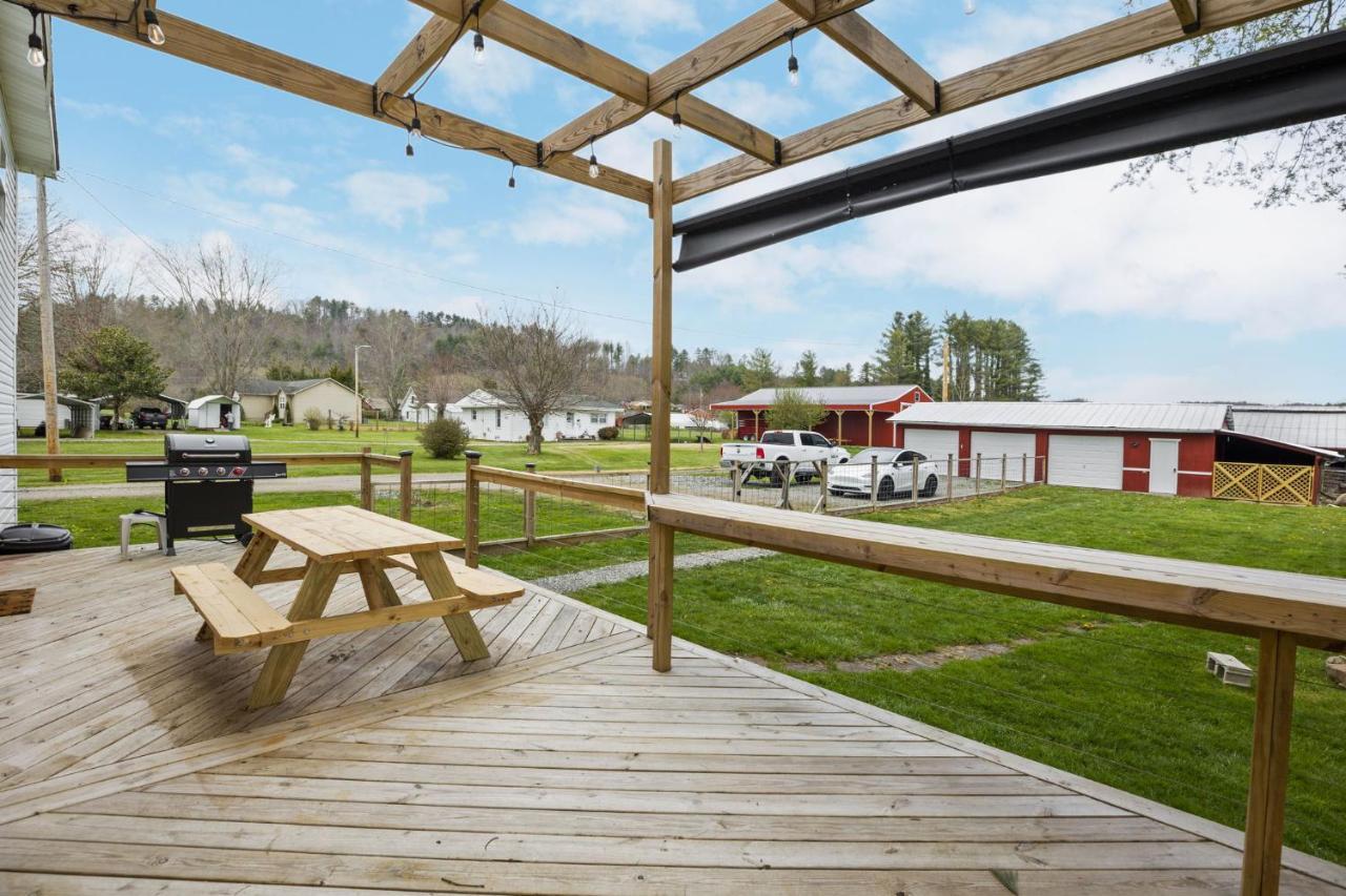 Charming 4 Bedroom Farmhouse With Large Backyard For Entertaining Mountain City Exterior photo